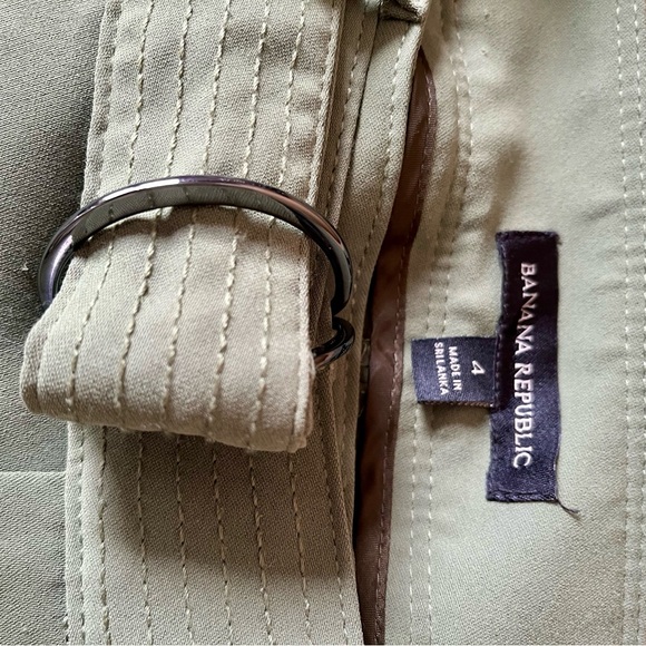 Banana Republic pants in a gorgeous green, super in fashion. - Picture 3 of 9